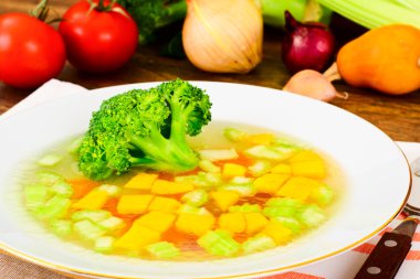 Brokoli, havuç ve kereviz, kabak ve tür tavuk çorbası