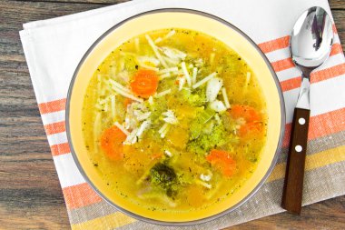 Brokoli, havuç ve kereviz, kabak ve tür tavuk çorbası