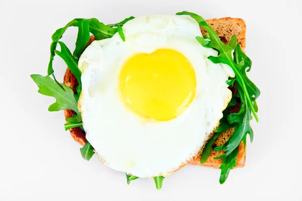 Jajecznica z rukolą na chleb pełnoziarnisty — Zdjęcie stockowe
