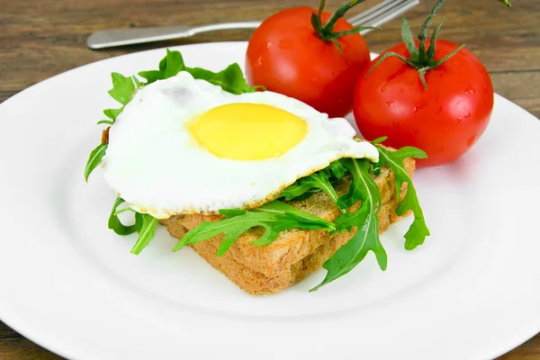 Œufs brouillés avec roquette sur pain de grains entiers — Photo