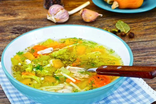 Zupa z kurczaka z brokuły, marchew i selera, dyni i Nood — Zdjęcie stockowe