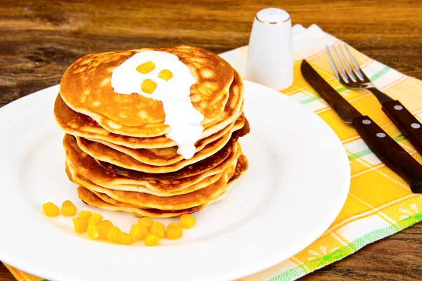 Leckere Pfannkuchen stapeln sich mit Mais — Stockfoto