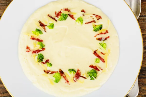 Crème van selderij, room van Broccoli, Parmezaanse kaas en rukte vlees — Stockfoto
