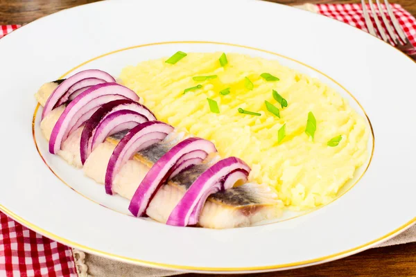 Puré de papas con arenque y cebollas rojas en escabeche — Foto de Stock