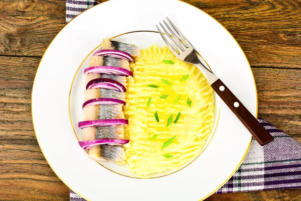 Patates püresi ile ringa balığı ve kırmızı soğan turşusu — Stok fotoğraf