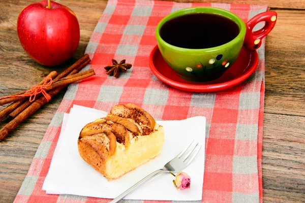 Torta de maçã com xícara de chá em fundo lenhoso . — Fotografia de Stock