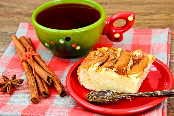 Apple Pie cu ceașcă de ceai pe fundal Woody . — Fotografie, imagine de stoc