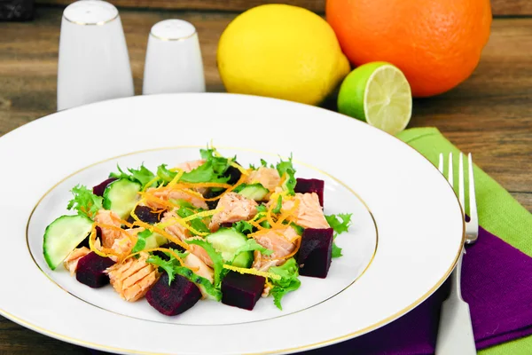 Салат со свеклой, лосось, огурец, аругула, лимонная цедра, апельсин , — стоковое фото