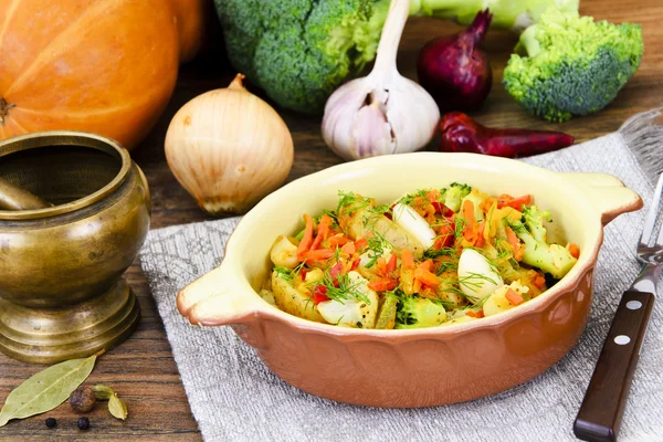 Dušenou zeleninu brambory, mrkev, kukuřice, zelené fazolky, cibule — Stock fotografie