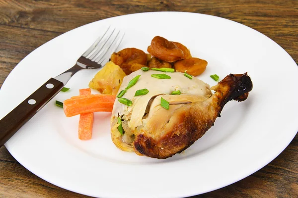 Kuru Kayısı, elma ve havuç ile pişmiş tavuk jambon