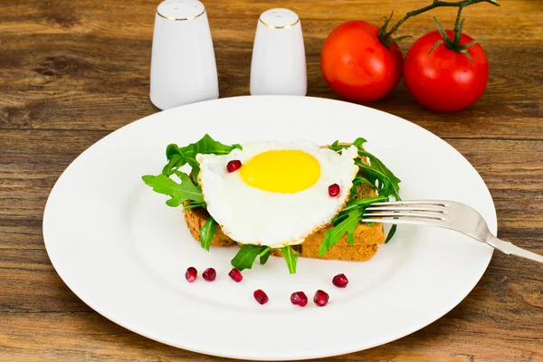 Roerei met rucola op volkoren brood — Stockfoto