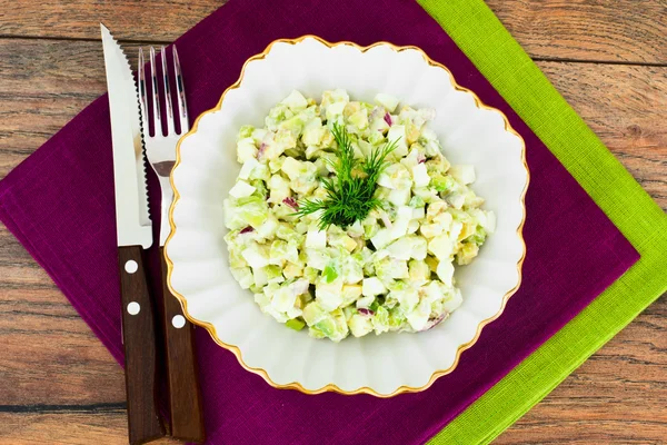 Avokado, haşlanmış yumurta, kırmızı soğan ve mayonez salatası