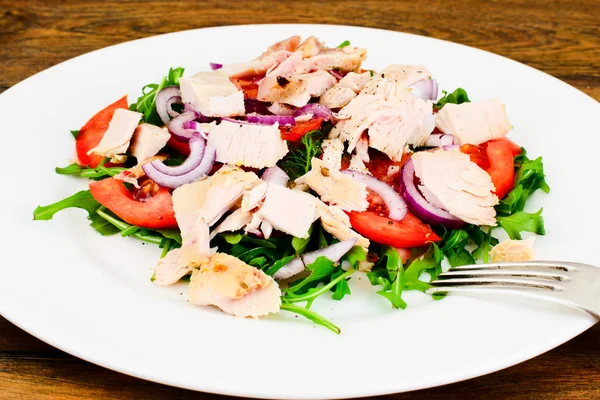 Ensalada con rúcula, Tomates, Pechuga de pavo, Aceite de semilla de uva, Soja —  Fotos de Stock