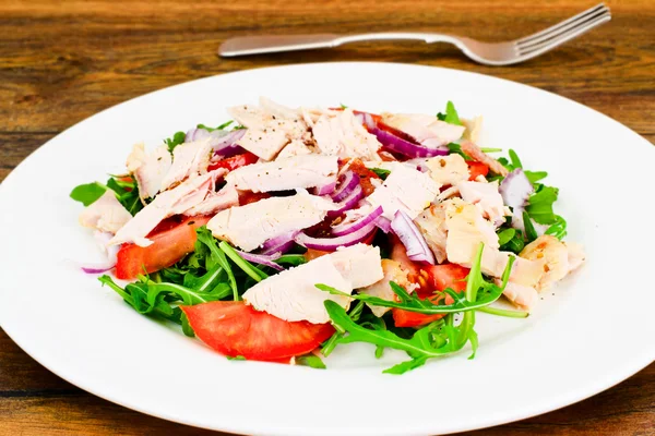 Salade à la roquette, tomates, poitrine de dinde, huile de pépins de raisin, soja — Photo