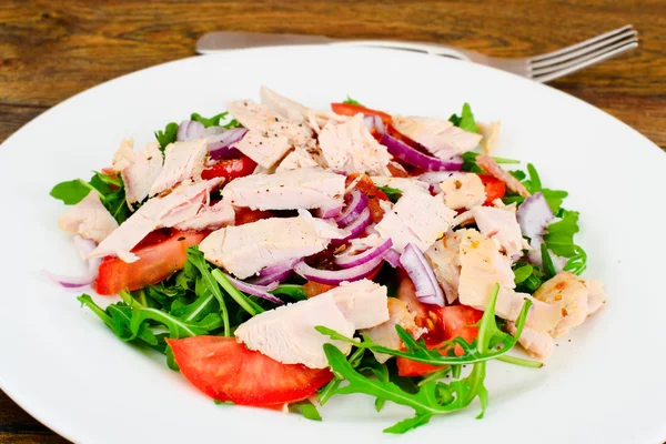 샐러드와 Arugula, 토마토, 칠면조 가슴살, 포도 씨 기름, 간장 — 스톡 사진