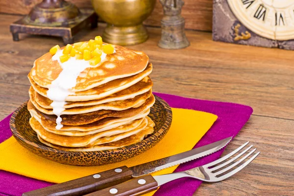 Leckere Pfannkuchen stapeln sich mit Mais — Stockfoto