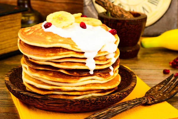 Pancake dengan pisang, delima dan krim asam — Stok Foto