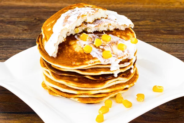 Leckere Pfannkuchen stapeln sich mit Mais — Stockfoto