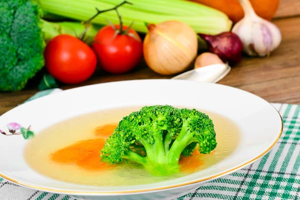 Kippenbouillon met Broccoli en worteltjes — Stockfoto