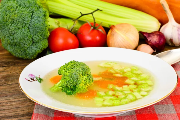 Caldo de pollo con brócoli y zanahorias — Foto de Stock