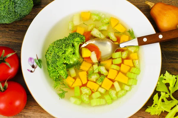Soupe de poulet au brocoli, carottes et céleri, citrouille et fruits — Photo