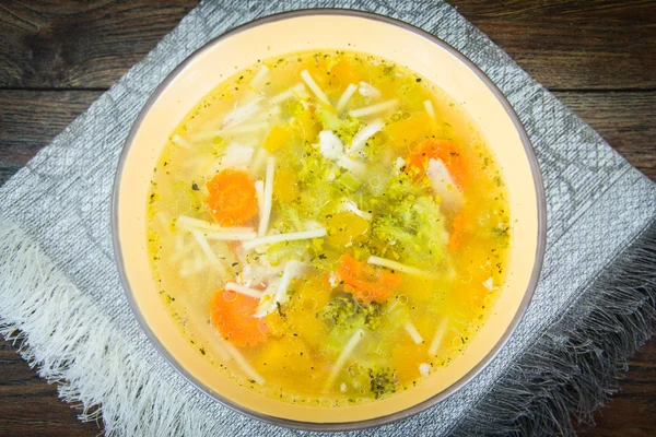 Supă de pui cu broccoli, morcovi și țelină, dovleac și nood — Fotografie, imagine de stoc