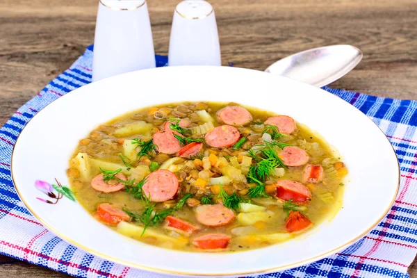 Gezonde en dieetvoeding: soep met linzen en worst. — Stockfoto