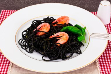 Siyah mürekkep balığı mürekkep, spagetti karides ve fesleğen. Mediterra
