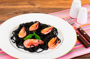Siyah mürekkep balığı mürekkep, spagetti karides ve fesleğen. Mediterra