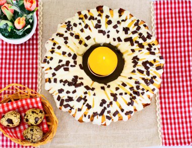 Beyaz krema, yumurta ve çikolata Paskalya kek