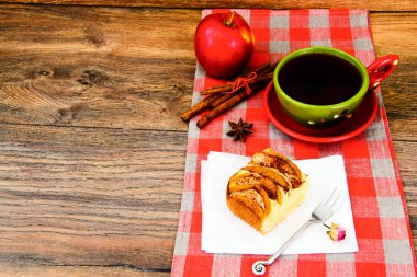 Elmalı turta Woody arka plan üzerinde çay bardağı ile.