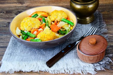 Buğulanmış sebze patates, havuç, Mısır, taze fasulye, soğan bir