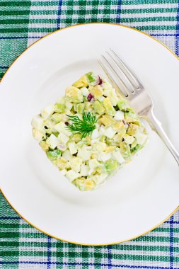 Avokado, haşlanmış yumurta, kırmızı soğan ve mayonez salatası