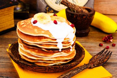 Muz, nar ve ekşi krema ile gözleme