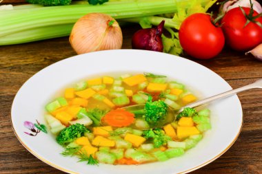 Brokoli, havuç ve kereviz, kabak ve tür tavuk çorbası