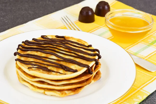 Leckere Pfannkuchen mit Schokoladenstapel — Stockfoto