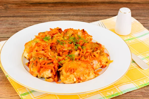 Pescado en griego con cebolla y zanahoria — Foto de Stock