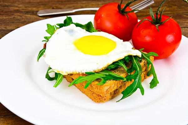 Œufs brouillés avec roquette sur pain de grains entiers — Photo