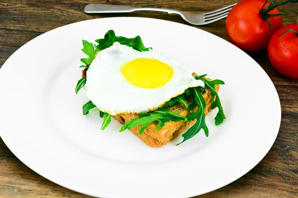 Ovos mexidos com Arugula em pão integral de grãos — Fotografia de Stock