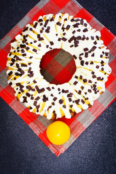 Gâteau de Pâques avec glaçage blanc, oeuf et chocolat — Photo