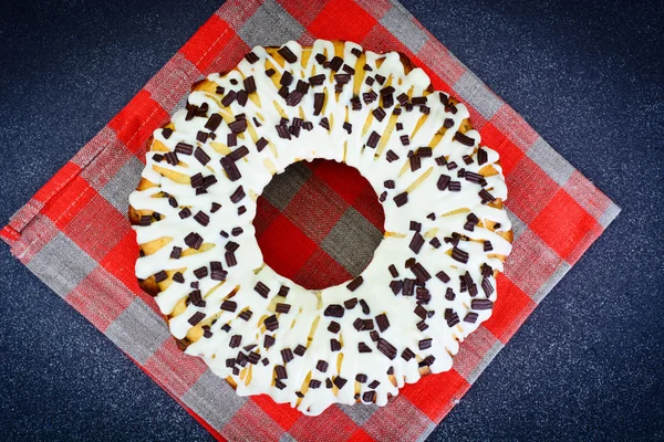 Bolo de coalhada com gelo branco e chocolate — Fotografia de Stock