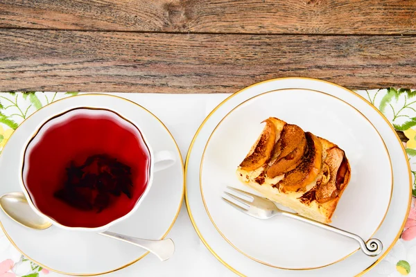 Tarte aux pommes avec tasse à thé sur fond bois . — Photo