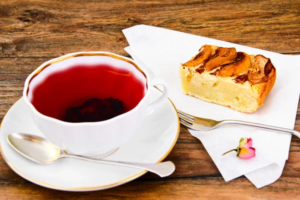 Tarte aux pommes avec tasse à thé sur fond bois . — Photo