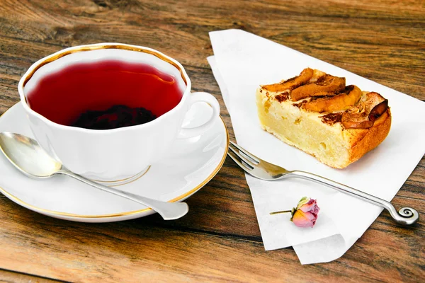 Tarte aux pommes avec tasse à thé sur fond bois . — Photo