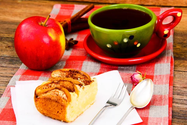 Tarta de manzana con taza de té sobre fondo leñoso . — Foto de Stock