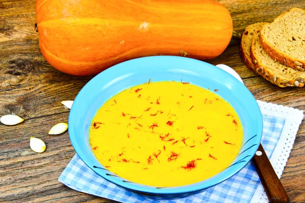 Морковь, суп из тыквенного крема с саффронной диетой — стоковое фото