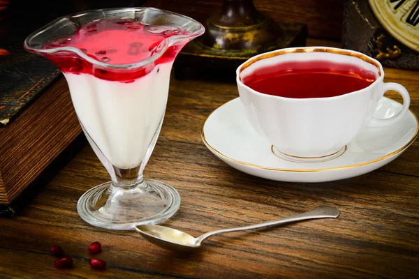 Sweet Tasty Pomegranate Jelly with Tea — Stock Photo, Image