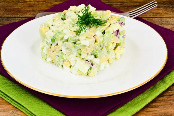 Салат с авокадо, вареными яйцами, красным луком и майонезом — стоковое фото