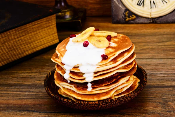 Pfannkuchen mit Banane, Granatapfel und saurer Sahne — Stockfoto