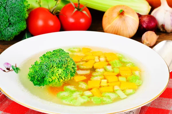 Sopa de pollo con brócoli, zanahorias y apio, calabaza y nuez — Foto de Stock